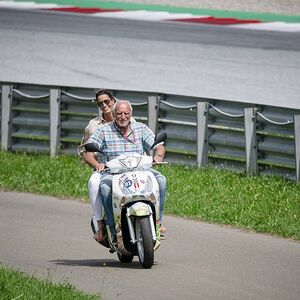 Dietrich Mateschitz (im Bild mit seiner Freundin in Spielberg) besitzt als zweitreichster Österreicher (nach den Familien Porsche und Piëch) laut Wirtschaftsmagazin Trend etwa 15,6 Milliarden Euro.