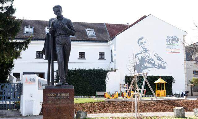 Im ehemaligen Stadtgefängnis Tulln befindet sich seit 1990 – dem 100. Geburtstags des Malers – das Egon-Schiele- Museum.