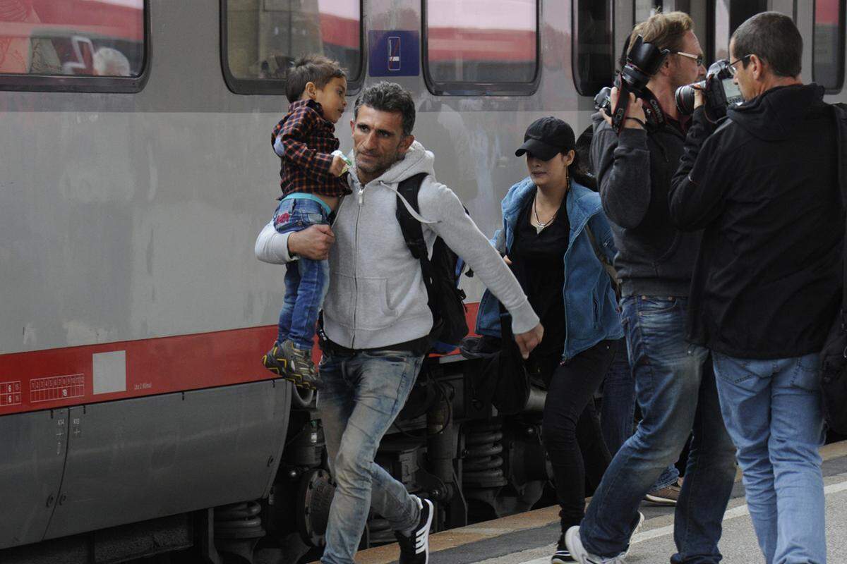 Mit Bussen und Sonderzügen wurden die Flüchtlinge von Nickelsdorf nach Wien und über Salzburg weiter nach Deutschland gebracht.