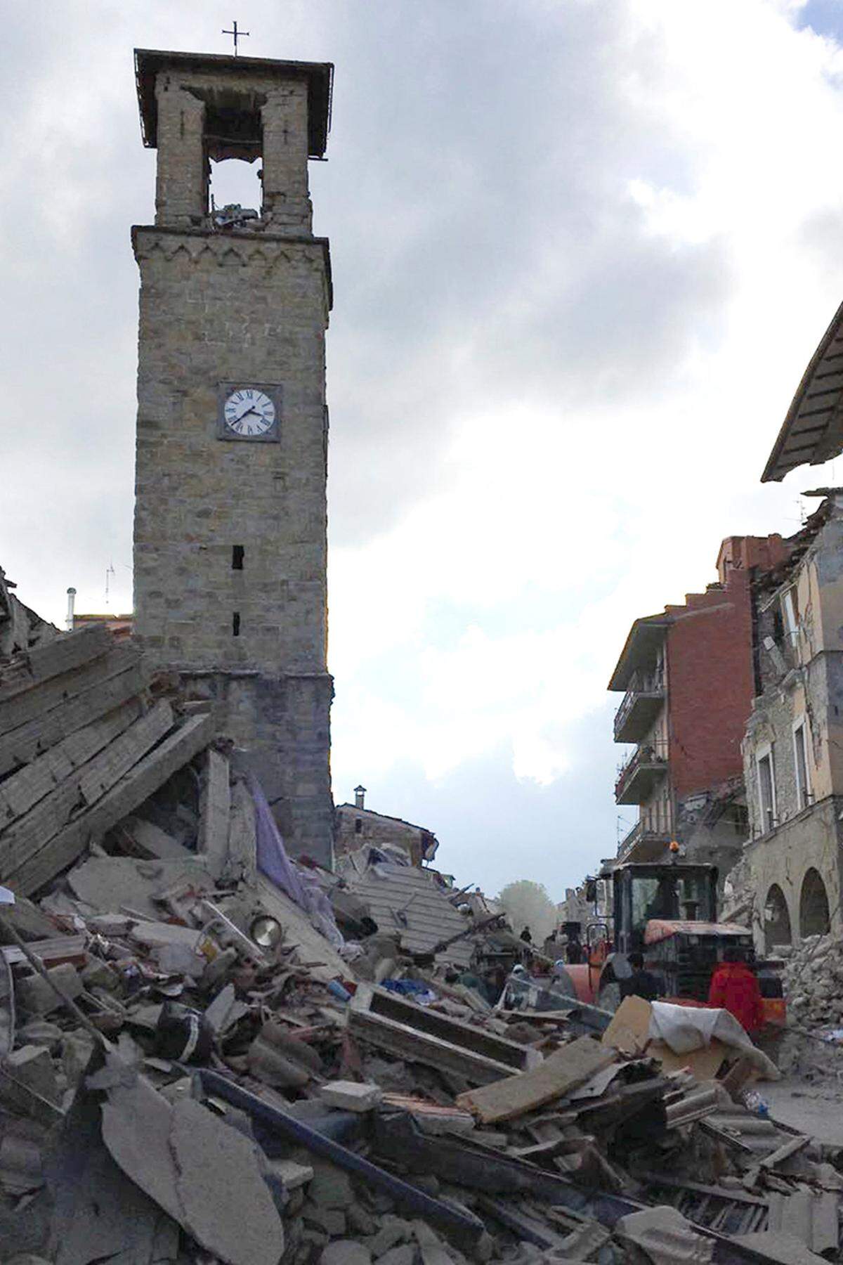 Um 3.38 Uhr blieb die Turmuhr in Amatrice stehen. Viele Häuser im Ortskern fielen in sich zusammen. Der Rathausturm stammt aus dem 13. Jahrhundert. Die Glockentürme der Kirchen Sant' Emidio und Sant' Agostino stammen aus dem 14. Jahrhundert.
