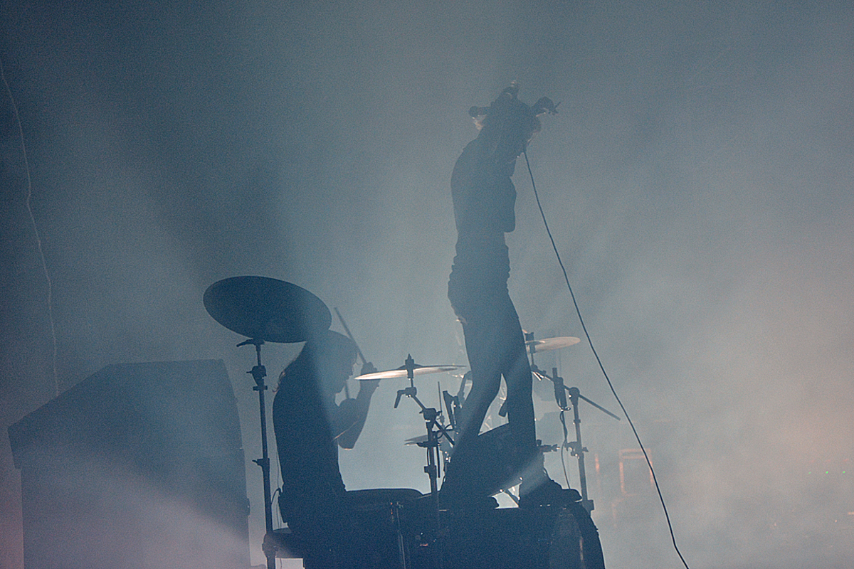 Fotografen hatten beim Auftritt von Alice Glass und Ethan Kath auf der Green Stage angesichts der Melange aus Stroboskop-Gewitter und Nebelschwaden nicht immer den Durchblick.