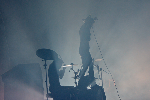 Fotografen hatten beim Auftritt von Alice Glass und Ethan Kath auf der Green Stage angesichts der Melange aus Stroboskop-Gewitter und Nebelschwaden nicht immer den Durchblick.
