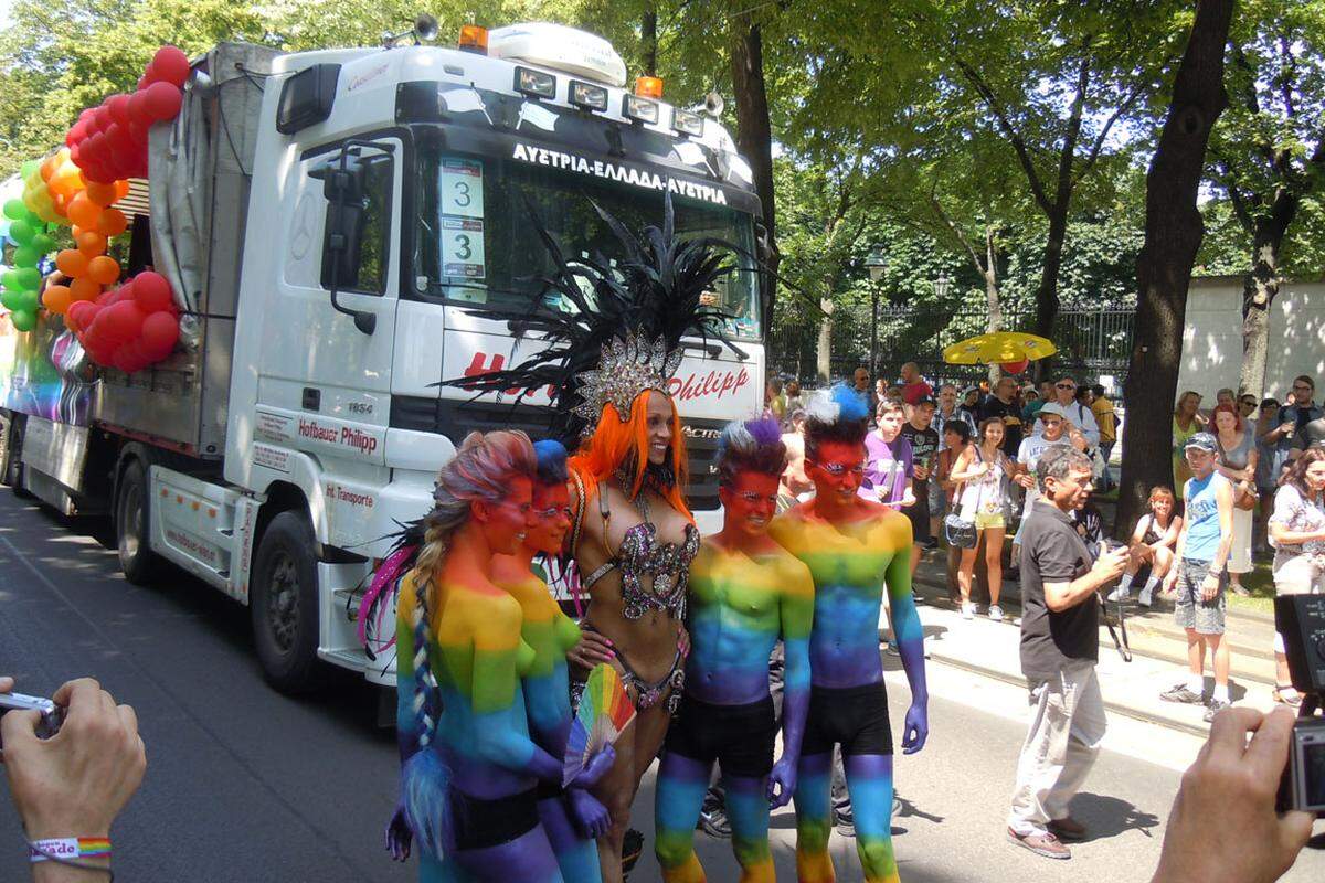 Angeführt wird die bunte Demonstration von den Prideboys und Pridegirls, einem jeweils lesbischen und schwulen Paar, das am ganzen Körper mit Regenbogenfarben bemalt ist.