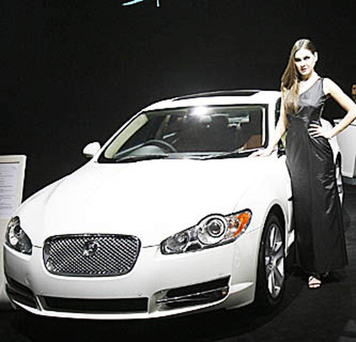 Die Luxusmarke Jaguar verliert immerhin 58,43 Prozent an Wert. Das ist auch in absoluten Beträgen viel: Bei einem Neupreis von angenommen 200.000 Euro ist ein "Kätzchen" nach vier Jahren nur noch gut 83.000 Euro wert.