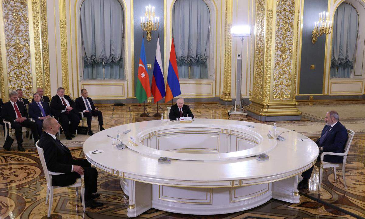 Stritten in Moskau: Ilham Alijew, Wladimir Putin und Nikol Paschinjan (v. l. n. r.). 