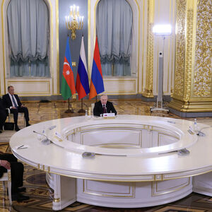 Stritten in Moskau: Ilham Alijew, Wladimir Putin und Nikol Paschinjan (v. l. n. r.). 