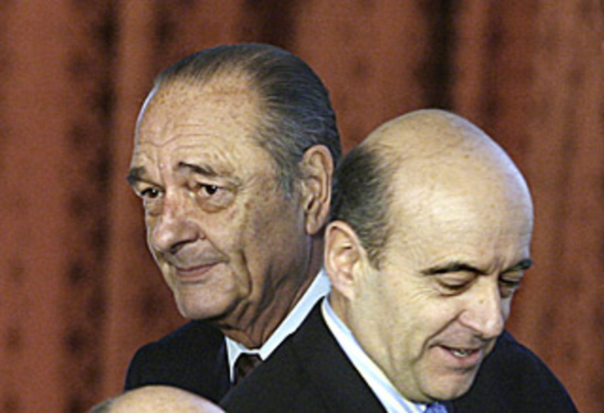 Chiracs Wunschnachfolger Juppé (im Bild) wird wegen einer Korruptionsaffäre aus gemeinsamen Zeiten im Pariser Rathaus verurteilt und scheidet aus dem Machtpoker aus. Chiracs Intimfeind Nicolas Sarkozy übernimmt die UMP-Führung.