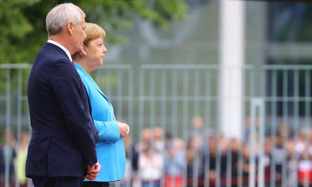 Angela Merkel mit Antti Rinne beim Empfang in Berlin.