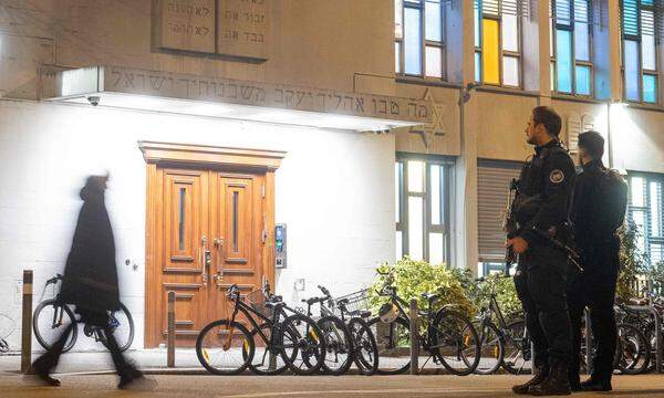 Polizisten bewachen eine Synagoge in Zürich.