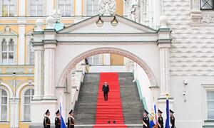 Russlands Präsident Putin spricht vor Militärs.