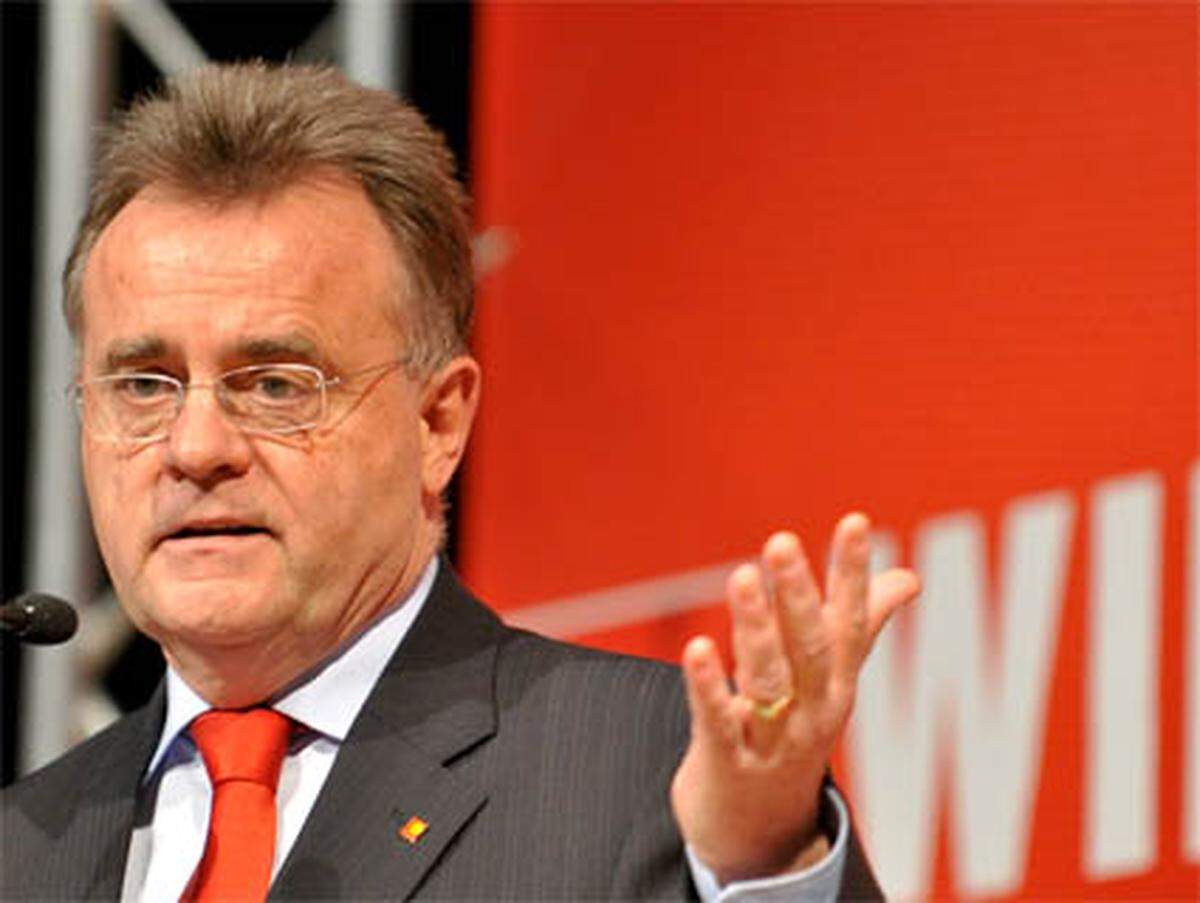 Niessl wurde 1999 Klubobmann der SPÖ Burgenland und im Juni 2000 zum SPÖ-Spitzenkandidaten gekürt. Nach der Landtagswahl vom 3. Dezember 2000 folgte er Karl Stix als Landeshauptmann nach. Beim Urnengang 2005 konnte Niessl mit der SPÖ die 1987 verlorene Absolute Mehrheit zurückerobern.