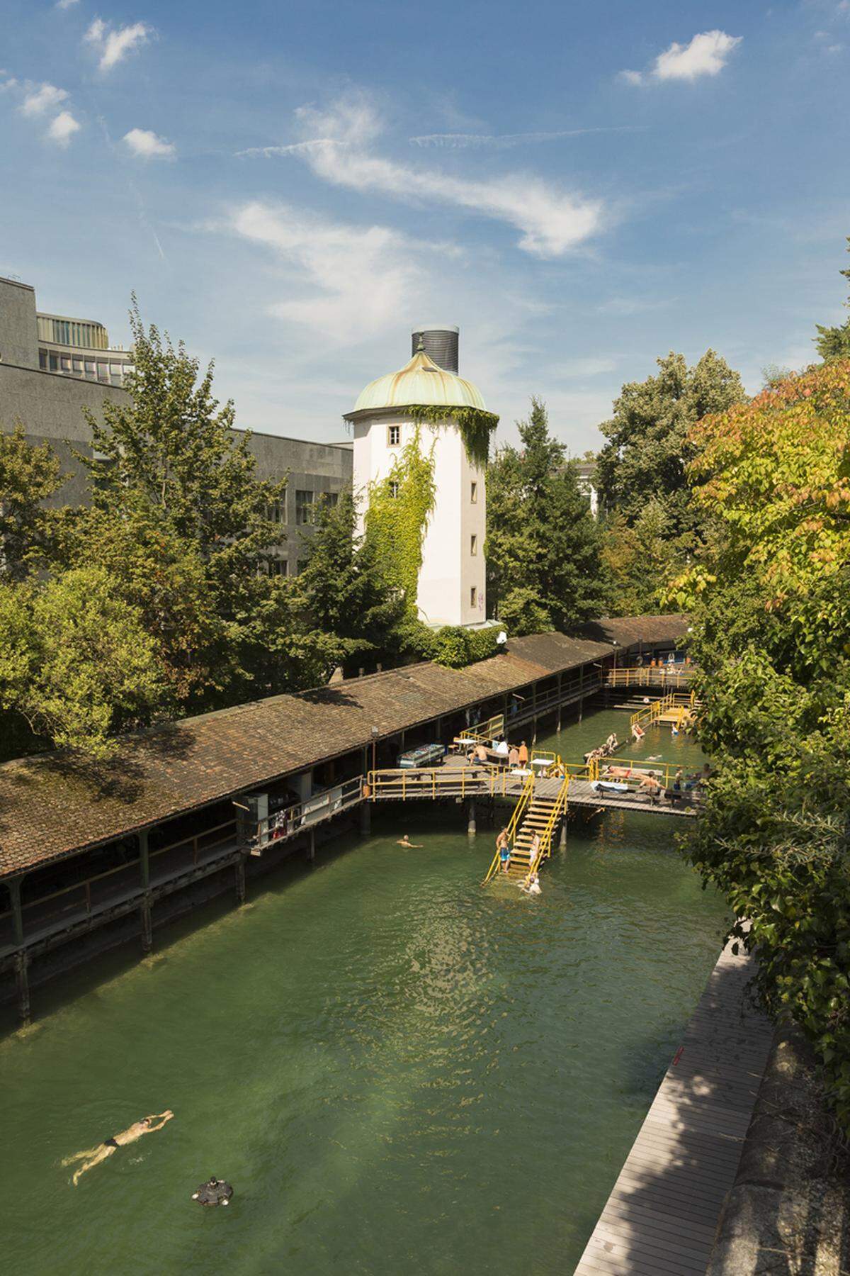 Auch flussaufwärts, der Limmat entlang, haben sich in Zürich, ein paar hölzerne Architekturperlen ein sonniges Plätzchen gesucht. Wie etwa das Bad "Unterer Leiten".