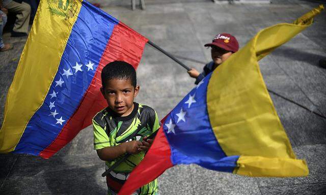 In Venezuela steht Präsident Maduro unter massivem Druck, die Bevölkerung leidet unter mangelnder Versorgung und galoppierender Inflation.