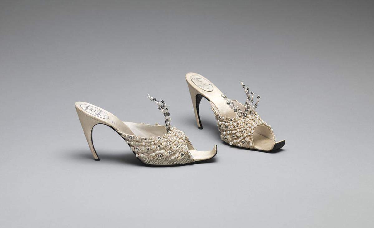 Für diese Abendschuhe haben sich Christian Dior und Roger Vivier zusammengetan. 1960.