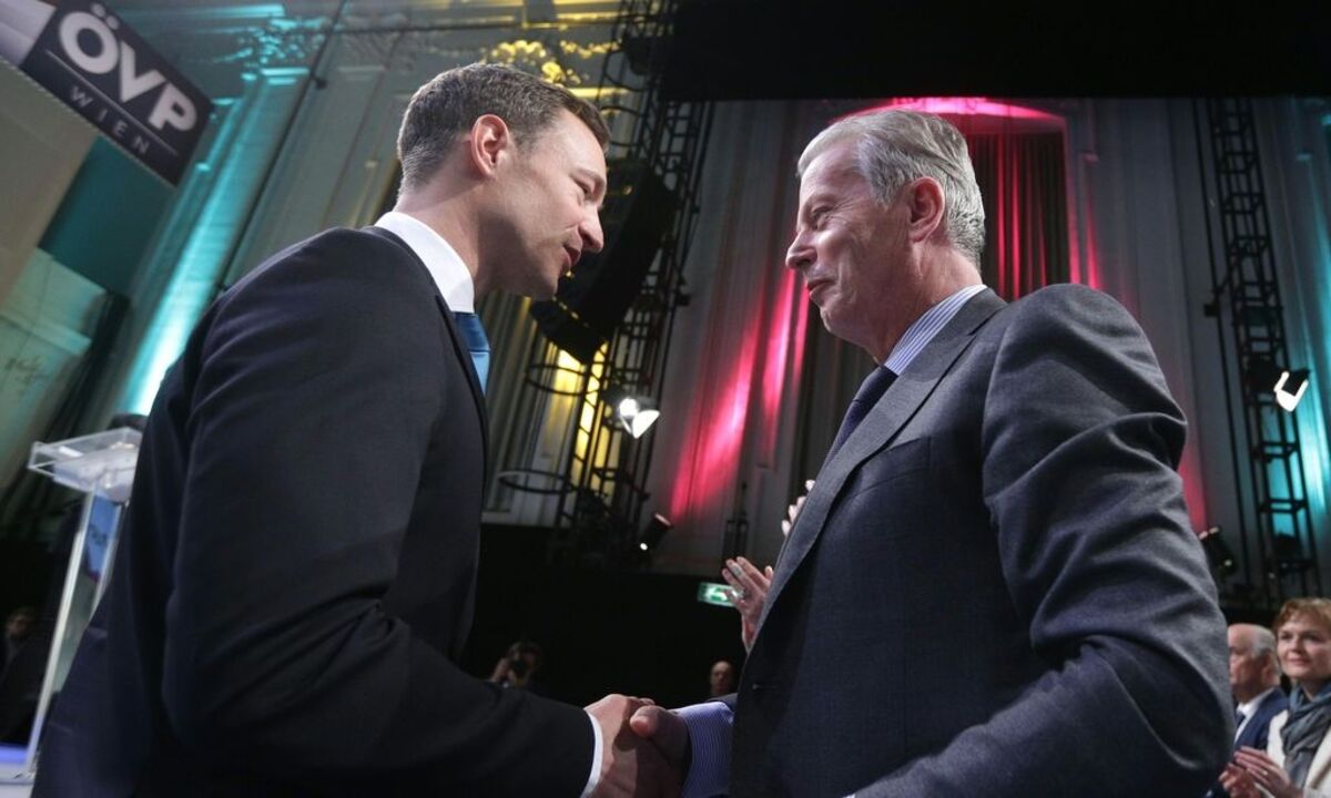 VK Reinhold Mitterlehner (R) und der Wiener ÖVP-Chef Gernot Blümel (L)