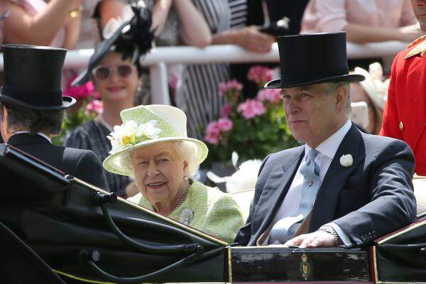 Der Buckingham Palast dementiert, die Queen hält zu ihrem Sohn, doch für Prinz Andrew hat der Skandal Konsequenzen. Er legte nach einem Interview, in dem er es verabsäumte Mitgefühl für die Opfer auszudrücken, alle royalen Aufgaben nieder. Doch der britische Königshof ist Skandale gewöhnt. 
