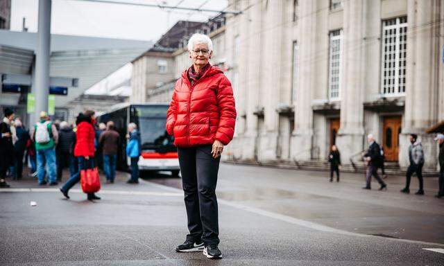 Die ehemalige Schweizer Nationalrätin Pia Hollenstein am Bahnhof in St. Gallen. Mit dem Verein „Klimaseniorinnen“ geht sie gegen die Schweiz vor Gericht.