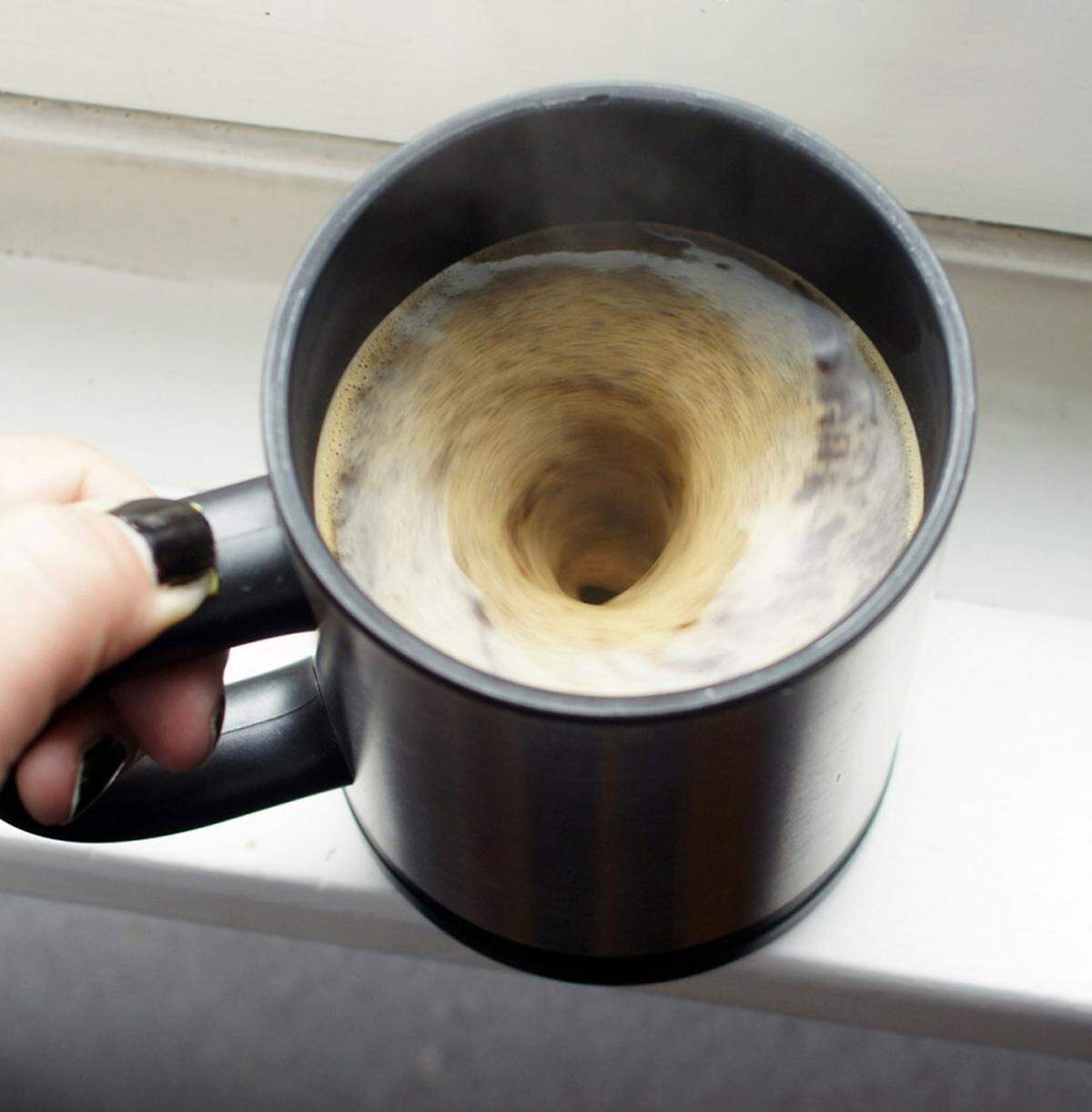 Für Gemütliche: Auf Knopfdruck rührt diese Tasse  den Kaffee selbst, 18,95 Euro.