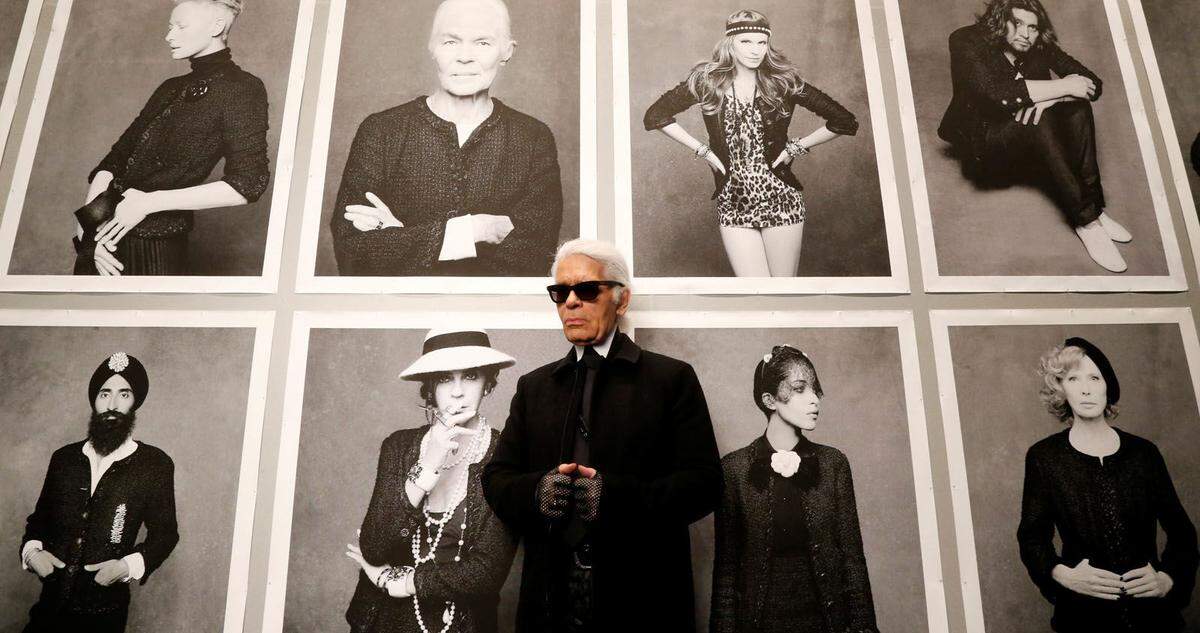 Neben der Mode war Lagerfelds Leidenschaft ab 1987 auch die Fotografie. Er fotografierte nicht nur die Chanel-Kampagnen selbst, sondern auch Werbekampagnen für Marken wie Dom Pérignon oder Volkswagen.