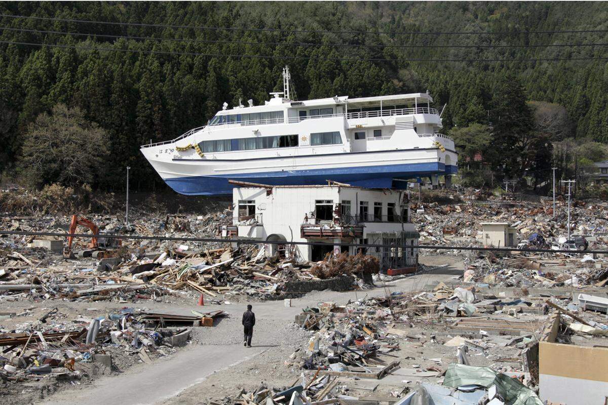 Vor einem Jahr wurde Japan von einem der schlimmsten Erdbeben seiner Geschichte erschüttert, es folgte eine Flutwelle die im Norden ganze Landstriche verwüstete. Unzählige Bilder, die die Wucht der Naturgewalten dokumentieren, gingen damals um die Welt und blieben uns in Erinnerung. Aber wie sehen diese Plätze heute, ein Jahr danach, aus? Weiter: Japan ein Jahr nach der Katastrophe - eine Gegenüberstellung.