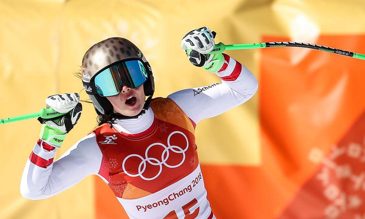 Große Emotionen bei Anna Veith nach Silber im Super-G. Für die Salzburgerin war die Medaille der Lohn für den harten Weg zurück nach Verletzungspech, dass nur eine Hunderstelsekunde auf Sensationssieger Ester Ledecka, eigentlich Snowboarderin, fehlte, konnte ihre Freude nicht trüben.