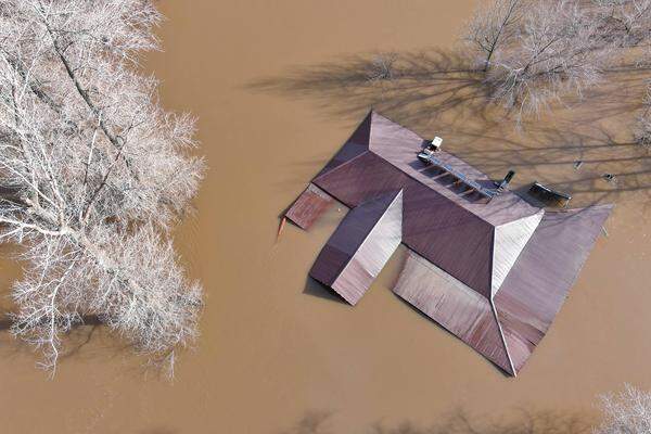 Ein Ferienhaus in Orenburg komplett in den Wassermassen verschwunden.