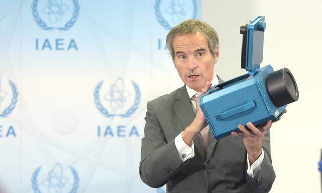 IAEA-Chef Rafael Grossi zeigt eine der Überwachungskameras, die im Iran nun wieder zum Einsatz kommen sollen. 