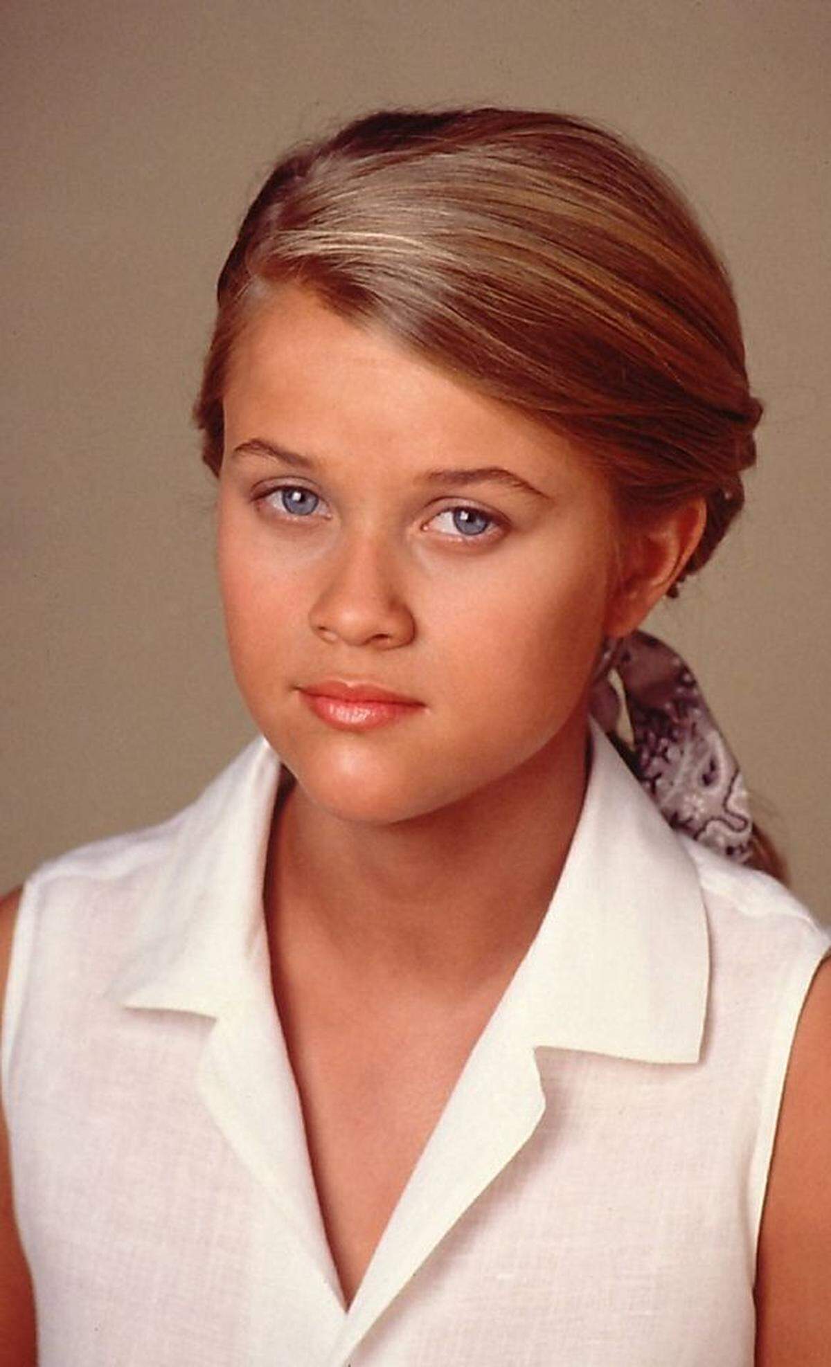 Reese Witherspoon selbst sah übrigens so mit 17 Jahren aus.