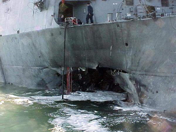 Ein Angriff auf das US-Schiff USS-Cole im Hafen von Aden im Jemen kostet 17 Matrosen das Leben. 37 Menschen werden verletzt.