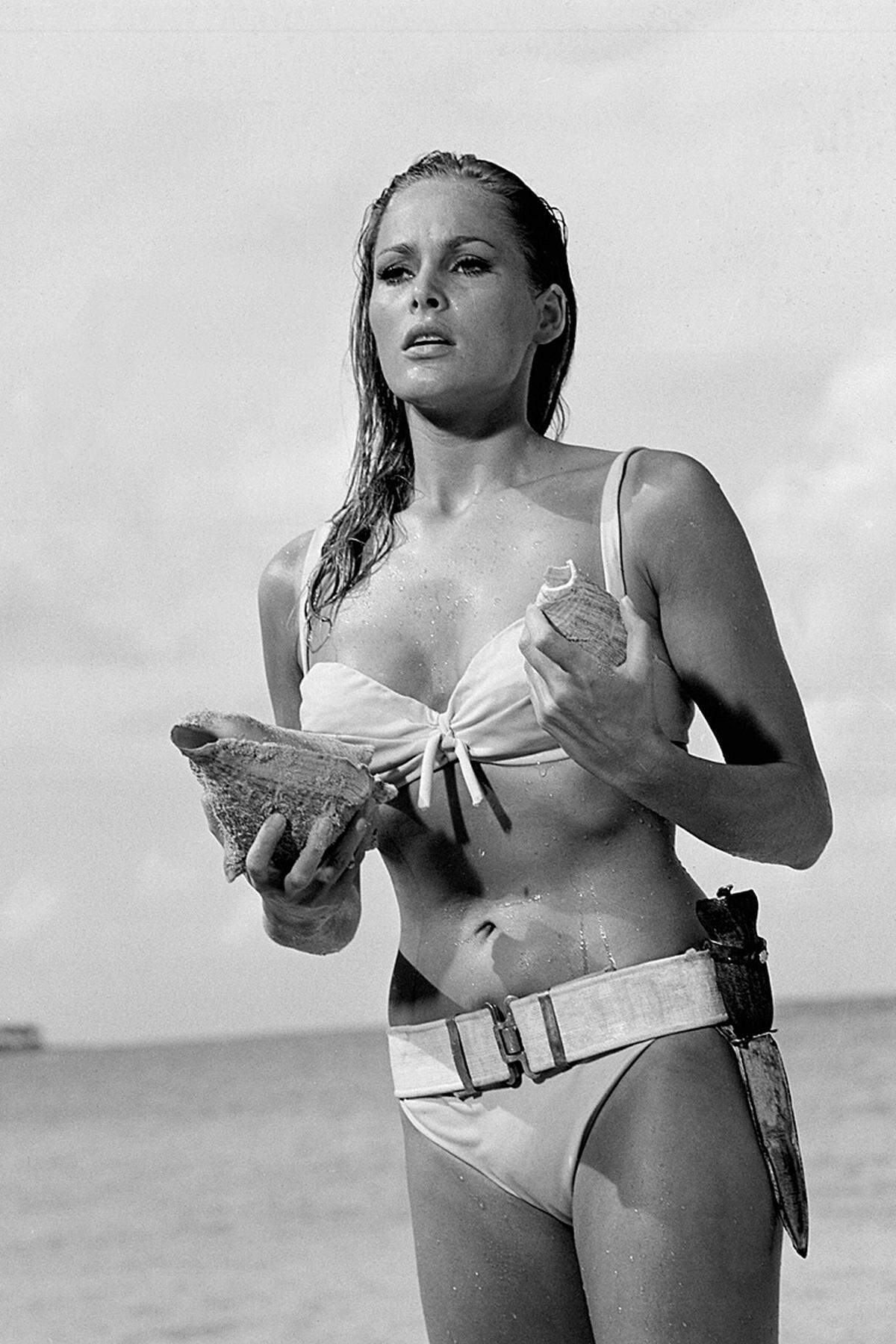 Sie war die Erste: Ursula Andress entstieg in "Dr. No" den Fluten und setzte sich mit ihrem weißen Bikini im Gedächtnis jedes (männlichen) Zusehers fest. Unvergesslich der Dialog, mit dem die gebürtige Schweizerin als Honey Rider eingeführt wurde:  Honey Ryder: Are you looking for shells too? James Bond: No, I'm just looking. 