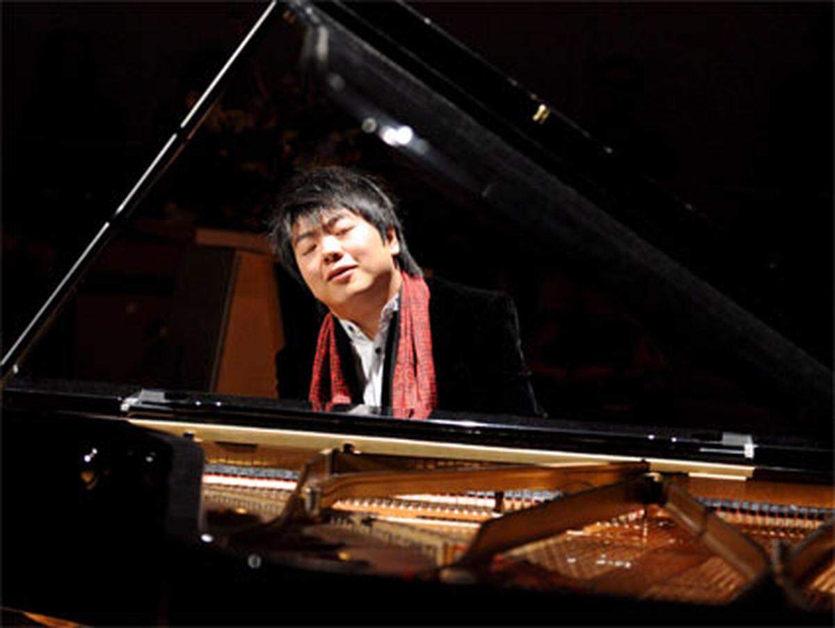 Der chinesische Pianist begann mit zwei Jahren, Klavier zu spielen - angeblich animiert durch einen "Tom und Jerry"-Film. Mit fünf gab er sein erstes Konzert, mit neun trat er ins Konservatorium in Peking ein.