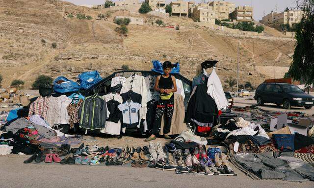 Ein Bub verkauft gebrauchte Kleidung in Jordaniens Hauptstadt Amman. Das Land ist eines der stabilsten und zugleich ärmsten Länder der arabischen Welt.