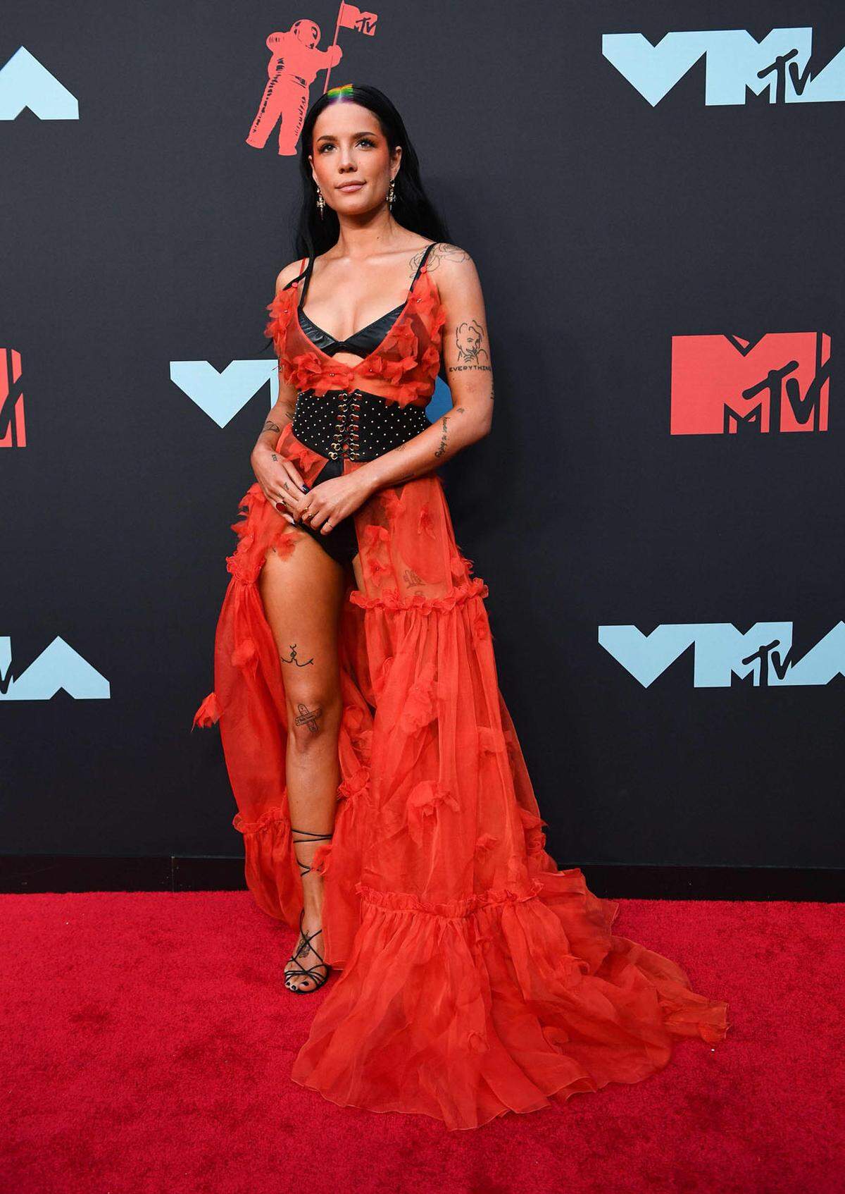 Sängerin Halsey zeigte in einem roten Kleid von Dundas Bein.