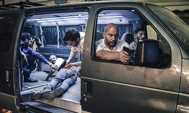 In „Fauda“ machen israelische Spezialagenten wie Doron Kavillio (Lior Raz, r. mit Pistole) Jagd auf Hamas-Terroristen.