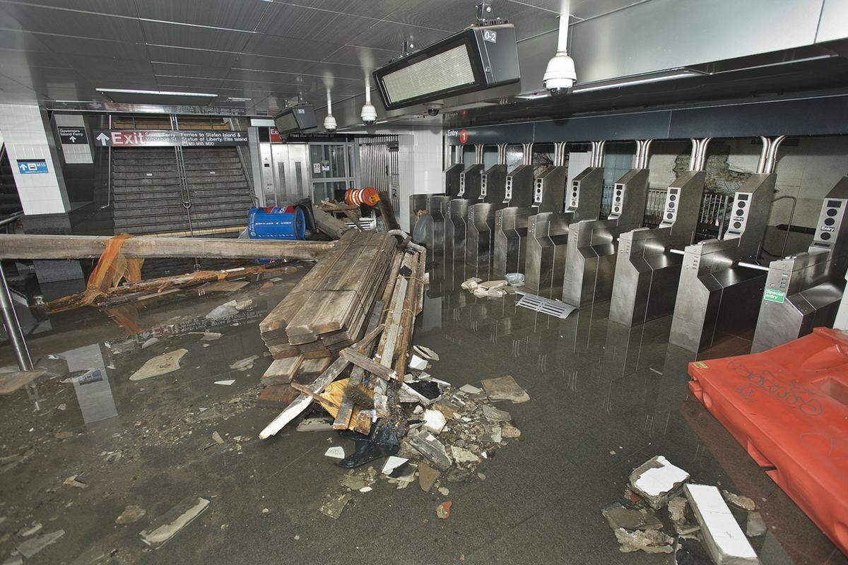 South Ferry, New York. Die Folgen des Sturms in einer U-Bahnstation.