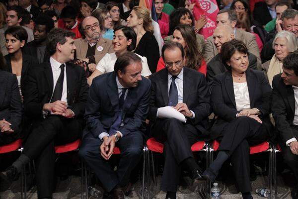 Gayet (dritte Reihe, Mitte) hatte Hollande bei seinem Präsidentschaftswahlkampf unterstützt: In einem Wahlwerbespot pries sie den Sozialisten 2012 als "bescheiden" und "großartig".
