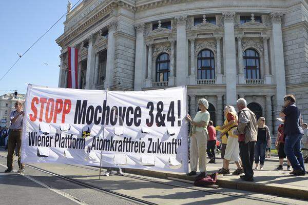 Den Aufmarsch der SPÖ nutzten auch andere Gruppierungen, um ihren Forderungen Aufmerksamkeit zu verschaffen. Die "Wiener Plattform Atomkraftfrei" forderte die Abschaltung von Atomreaktoren rund um Österreich.
