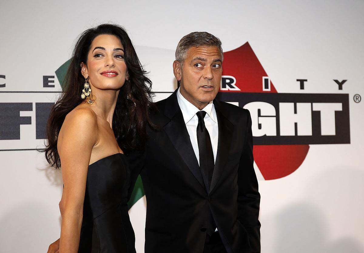 Erst kurz zuvor war damals die Verlobung von Clooney mit Amal Alamuddin bekannt geworden. Den ersten gemeinsamen Auftritt auf dem Roten Teppich legte das Paar ebenfalls in Italien hin - in Florenz. Und schon damals war gut ersichtlich, dass Alamuddin es mit ihrem glamourerprobten Partner aufnehmen konnte.