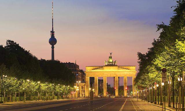 Leere Strasse des 17. Juni im Morgenrot mit Brandenburger Tor und Berliner Fernsehturm, Deutschland, Berlin empty Strass