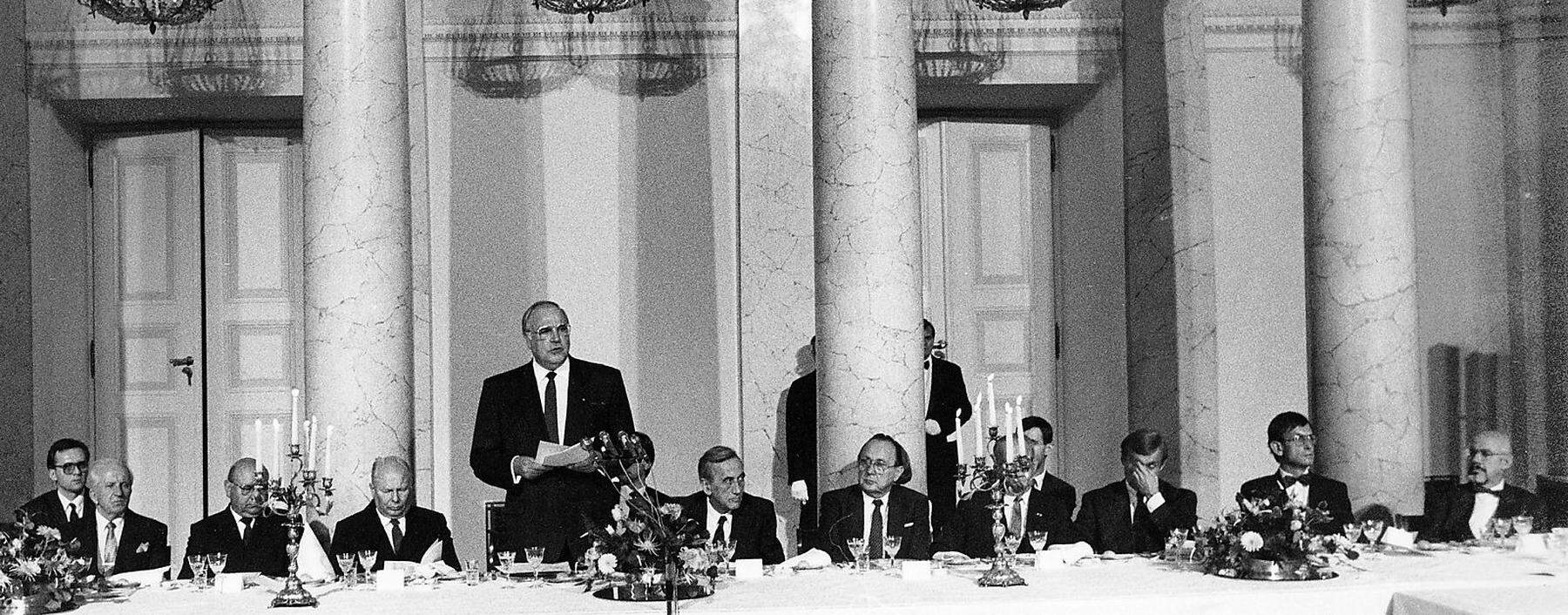 Helmut Kohl war bei einem Festessen mit Polens Ministerpräsident Tadeusz Mazowiecki als in Berlin die Mauer fiel.