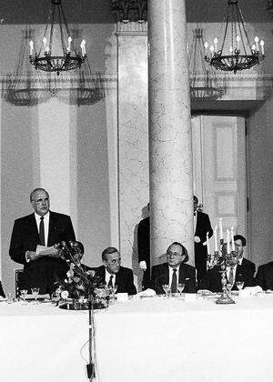 Helmut Kohl war bei einem Festessen mit Polens Ministerpräsident Tadeusz Mazowiecki als in Berlin die Mauer fiel.