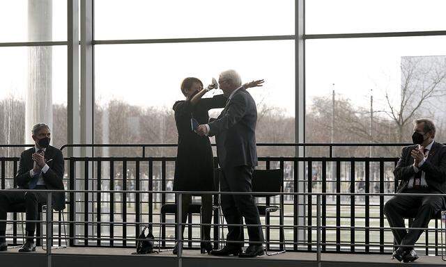 Frank-Walter Steinmeier gemeinsam mit Ehefrau Elke Buedenbender auf der Ehrentribuene bei der Bekanntgabe des Wahlergebnisses.