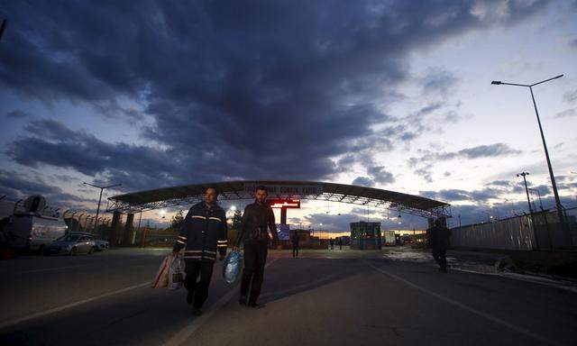 People walk at Turkey´s Oncupinar border crossing on the Turkish-Syrian border in the southeastern city of Kilis