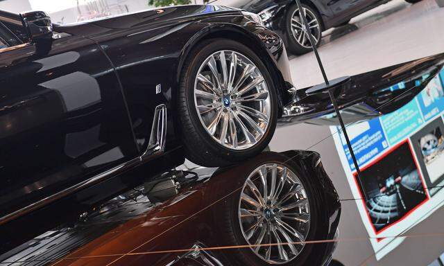 Randmotiv Feature BWM Luxuslimousine der 7er Reihe im Showroom der BMW Welt Felgen Raeder Bilanz Pr