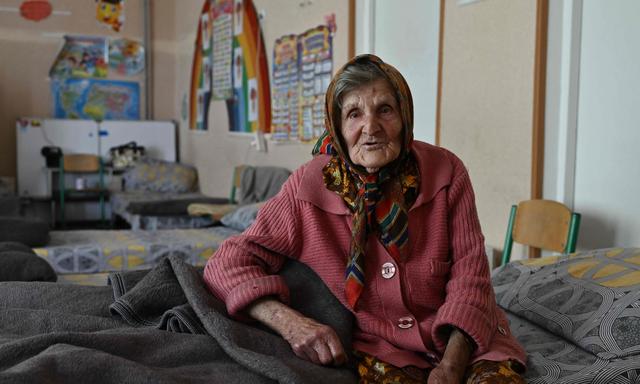 Lydia Lominowska, 97, die nach einem Bombardement zu Fuß aus ihrem Haus im Dorf Otscheretyne floh, sitzt in einem Schutzraum in Pokrovsk.