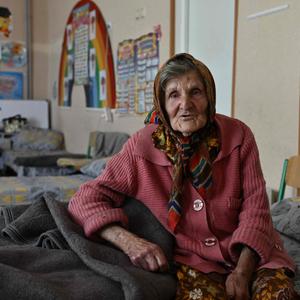 Lydia Lominowska, 97, die nach einem Bombardement zu Fuß aus ihrem Haus im Dorf Otscheretyne floh, sitzt in einem Schutzraum in Pokrovsk.