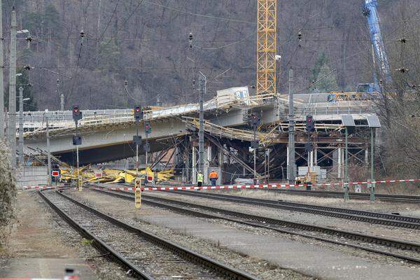 Nur wenige Minuten vor dem Unglück war ein Schnellzug, der auf dem Weg von Salzburg nach Graz war, unter der Brücke durchgefahren.