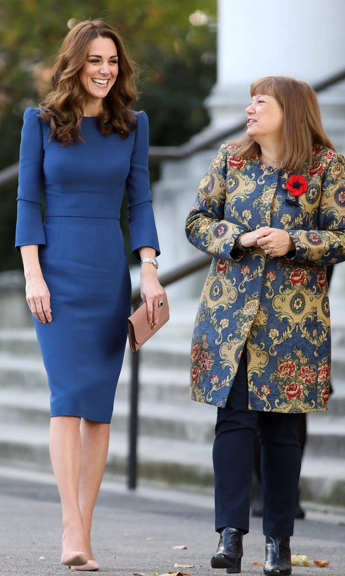 Noch keine Queen (Consort) auf dem Thron, aber in Sachen Kleiderrecycling allemal: Bei einem Besuch des Imperial War Museum in London begeisterte Kate in einem figurbetonten blauen Kleid von Jenny Packham, das ihre Schultern und ihre schmale Taille gekonnt betonte – und ihren Sinn für wiederverwertbare Mode. Schon im September 2016 stieg sie in diesem Outfit in Kanada aus dem Flieger, nur der Kragen wurde diesmal anscheinend entfernt.