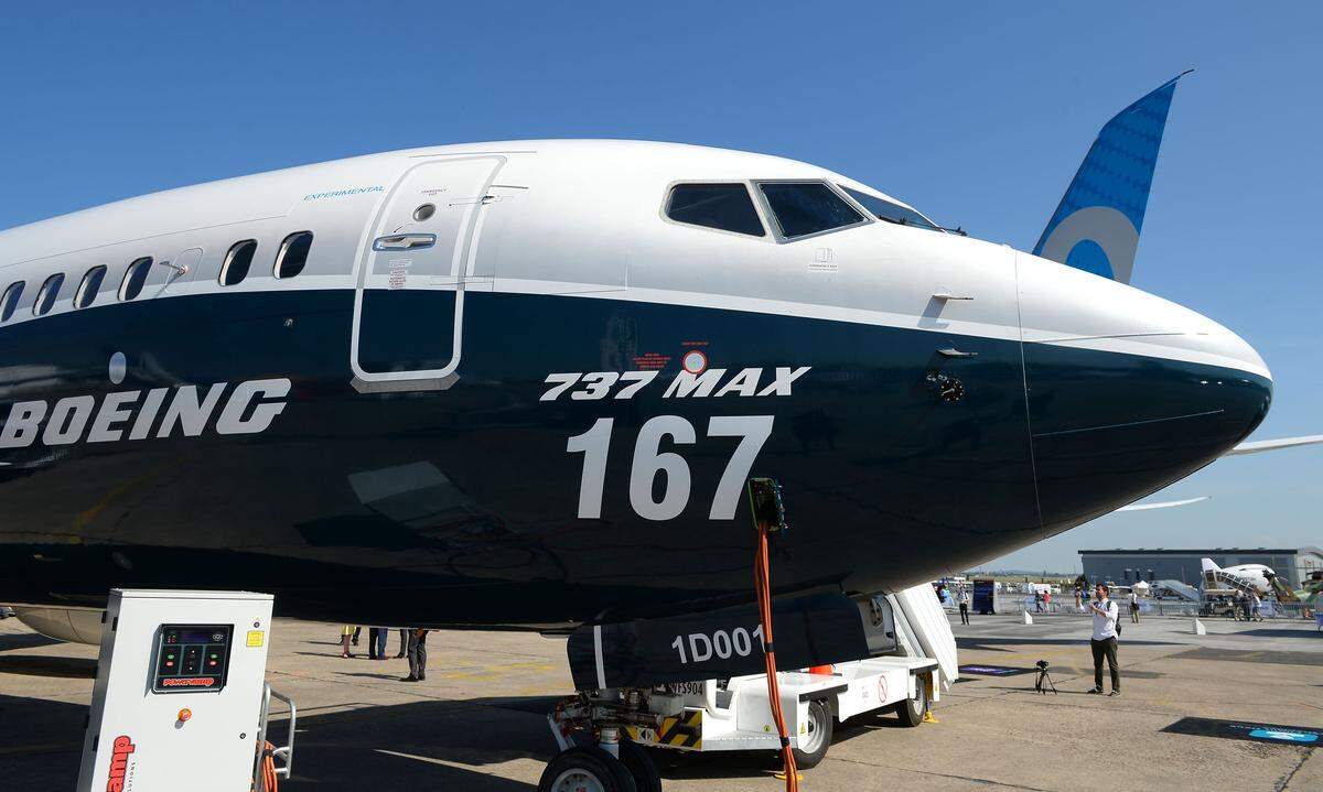 Aber auch in diesem Segment bläst Konkurrent Boeing zum Gegenangriff: Der US-Flugzeugbauer Boeing will mit dem 737-MAX-10 punkten. Der verlängerte Mittelklassejet kann dank eines verlängerten Rumpfs bis zu 230 Passagiere fassen - um zehn mehr als die bisher größte Version (MAX-9).