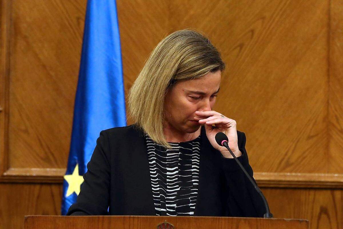 Nach den Anschlägen in Brüssel sind der EU-Außenbeauftragten Federica Mogherini Tränen in die Augen gestiegen. Es sei ein "sehr trauriger Tag für Europa", sagte sie am Dienstag bei ihrem Besuch in Jordanien. "Europa und seine Hauptstadt erleiden heute den gleichen Schmerz, den diese Region erlebt hat und jeden Tag erlebt."